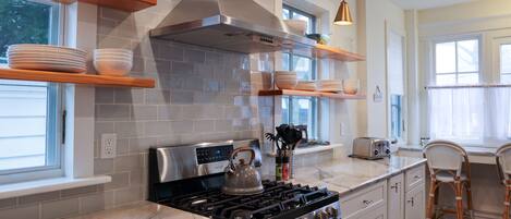 冰箱、微波炉、烤箱、炉灶