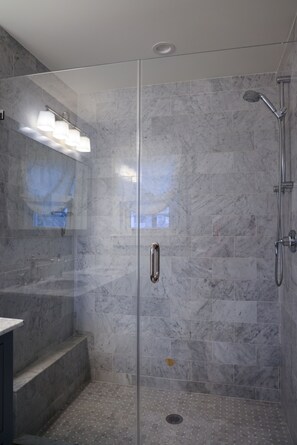 Baignoire, séchoir à cheveux, savon, papier de toilette