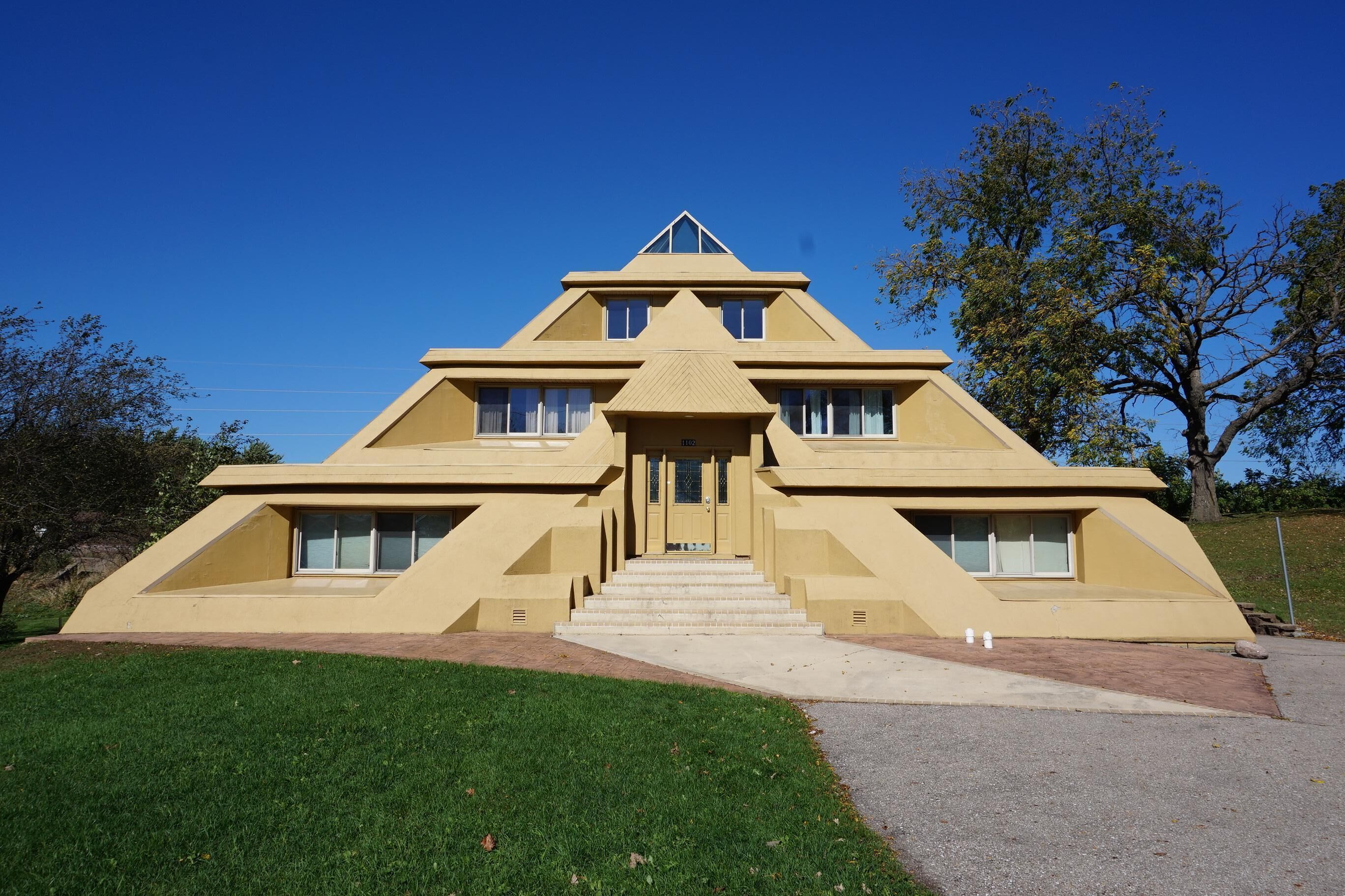 Large 4 Bedroom 3,600 Square Foot Suite that Sleeps 16 Guests