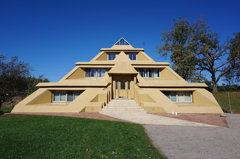Large 4 Bedroom 3,600 Square Foot Suite that Sleeps 16 Guests