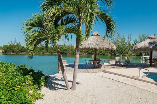 GREAT FISHING RIGHT OFF THE DOCK! KEY COLONY BEACH