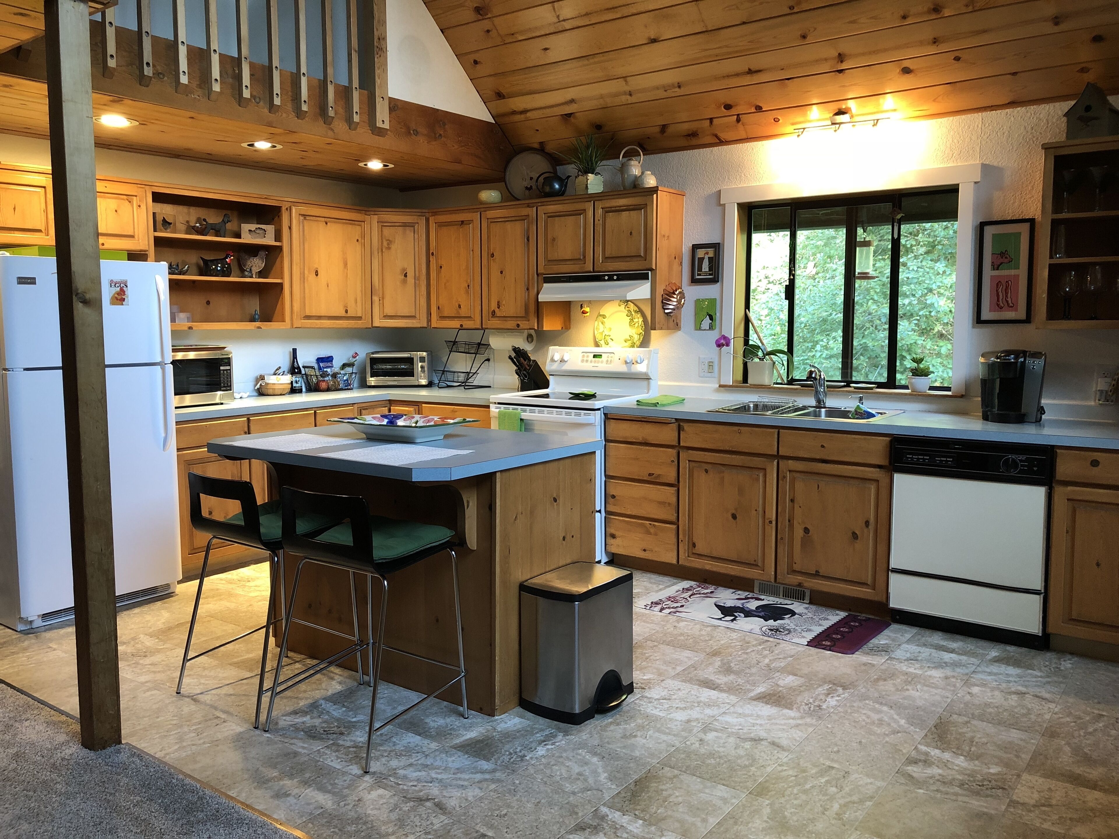 Charming Island Chalet, Big Kitchen, Relax, Quiet Forest Setting, Starry Nights