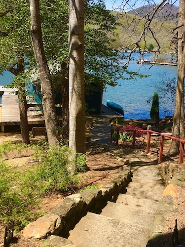 LAKEFRONT easy access private dock! Read our reviews to see what makes us all 5⭐️