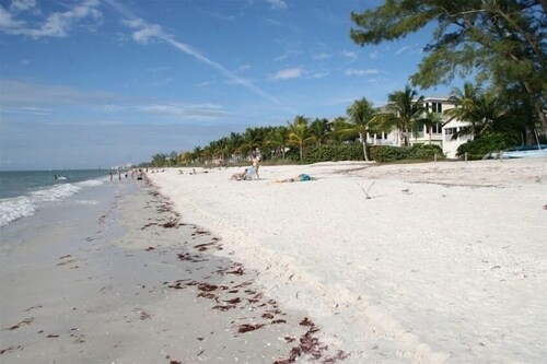 Spacious Vacation Home, Walk to Beach and Restaurants, Boat Dock, Heated Pool