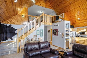 Smart TV, fireplace, DVD player, table football - Lodge Getaway Large Family Home Lake Holcombe Retreat & Event Center House (Holcombe)