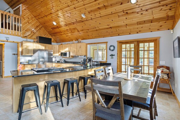 Fridge, microwave, oven, stovetop - Lodge Getaway Large Family Home Lake Holcombe Retreat & Event Center House (Holcombe)