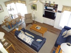 Platt-tv, dvd-spelare och böcker