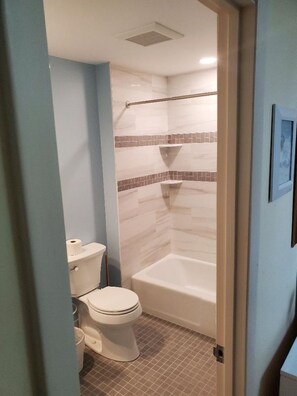 Ensemble douche/baignoire, sèche-cheveux, serviettes fournies, savon