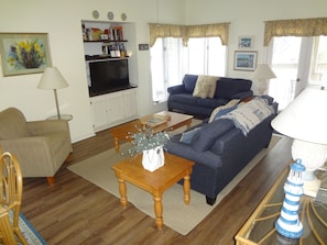 Platt-tv, dvd-spelare och böcker