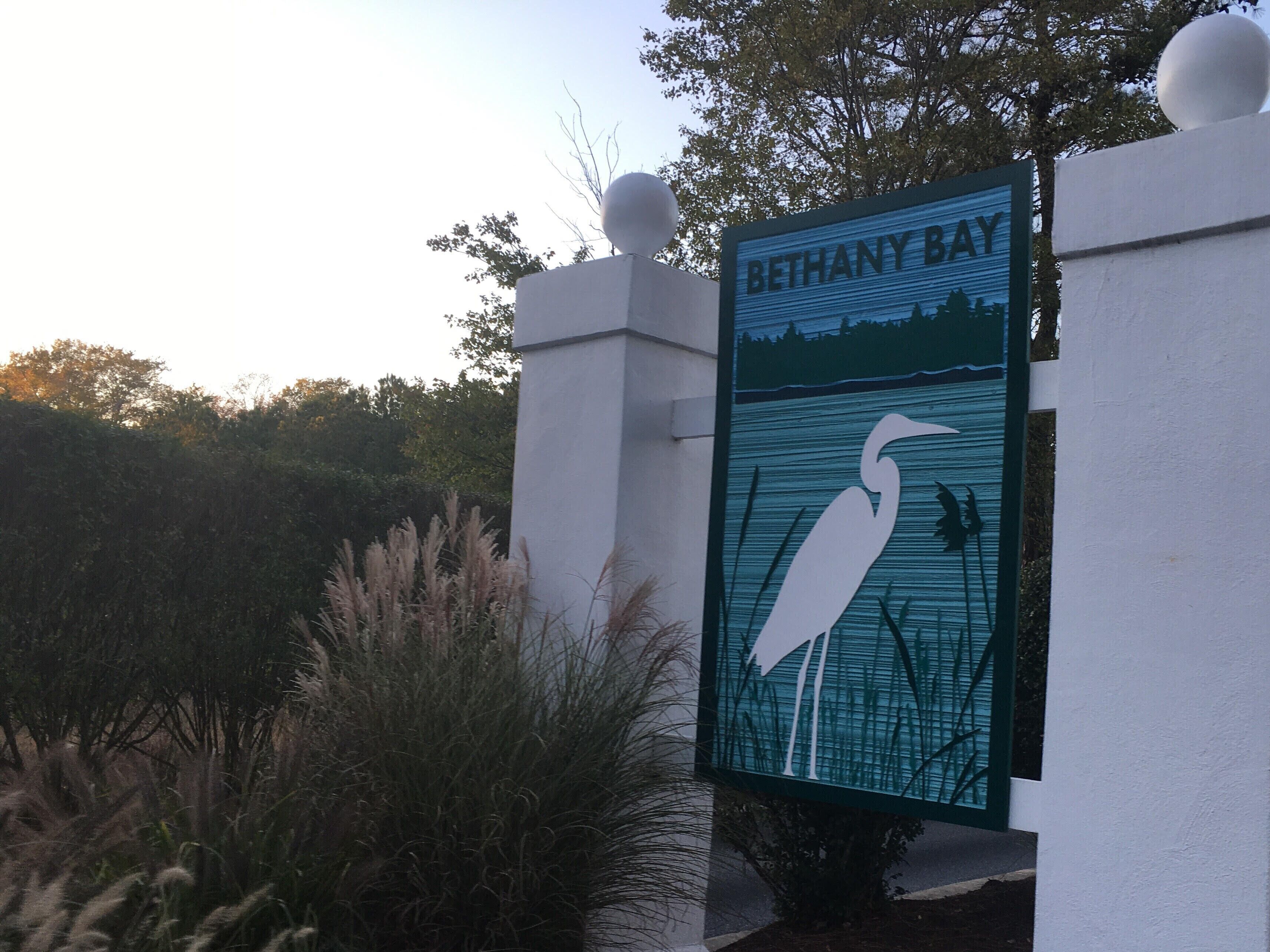 Un panneau indiquant l’entrée de Bethany Bay, avec une illustration représentant un oiseau et de l’eau.