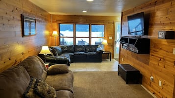 Smart TV, chimenea y libros