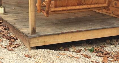 Fall Creek Cabinsin perheystävällinen 1,6 km: n päässä Norfork-järvestä ja Mountain Home Ar: sta.