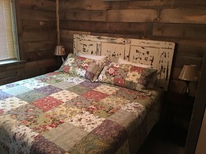 2 bedrooms, free WiFi, bed sheets -  #1 Fall Creek Cabins 1 mile from Lake Norfork and Mtn. Home Ar. (Mountain Home)