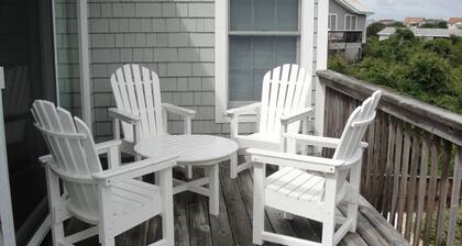 Indoor and outdoor Pool, Gym,Walk to Beach or Town