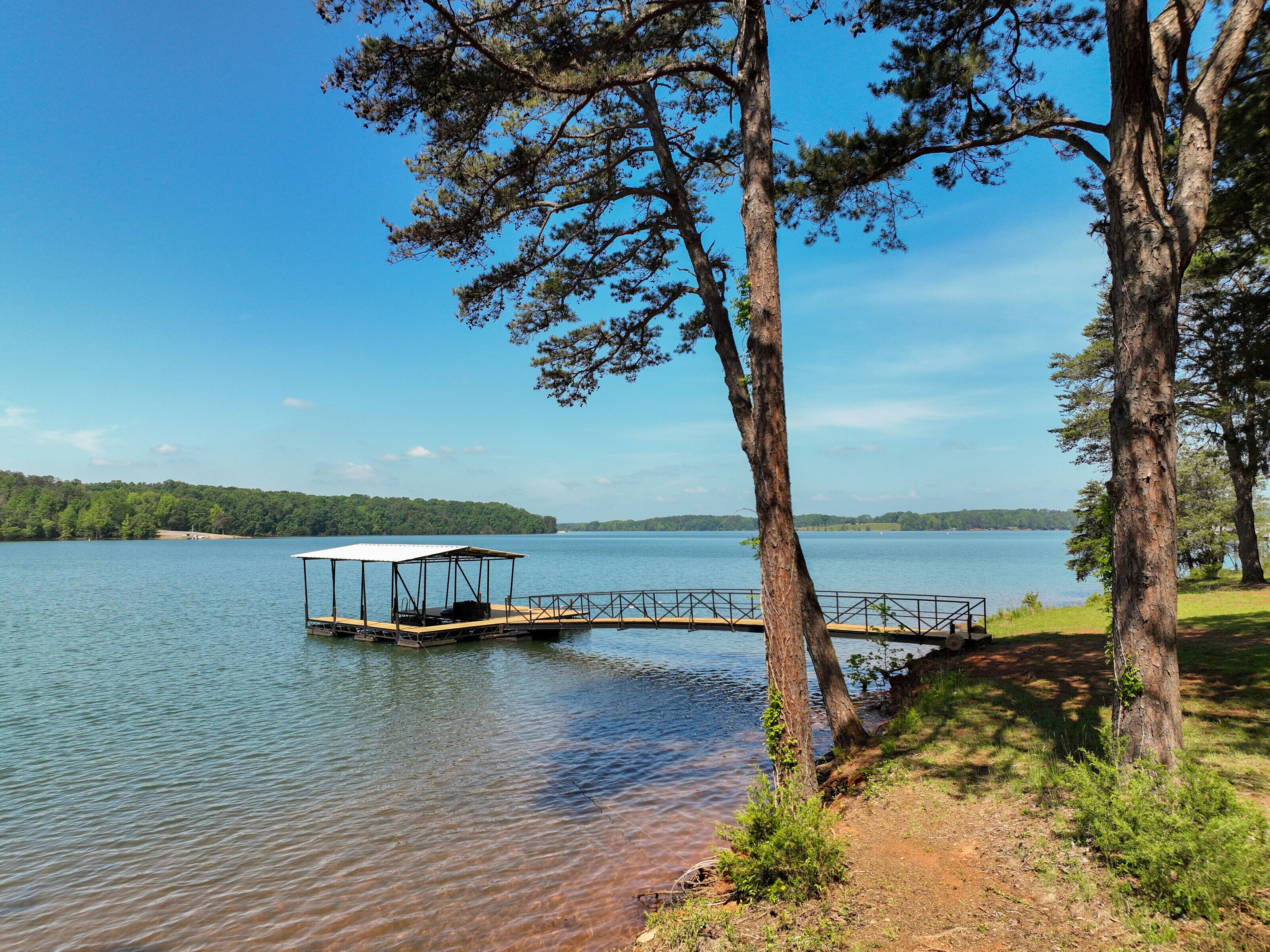 Lakefront Home, 6BR/4BA, Open Water/Dock. Sleeps 18. Boat Rental.