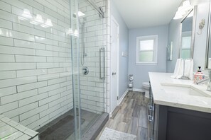 Ensemble baignoire-douche, séchoir à cheveux, serviettes fournies, savon
