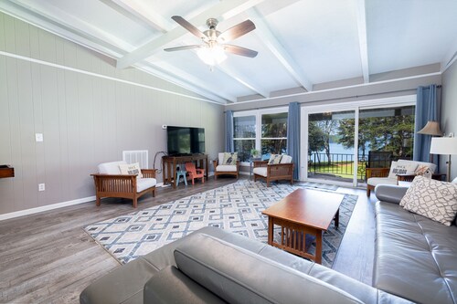 Lakefront Home, 6BR/4BA, Open Water/Dock. Sleeps 18. Boat Rental.