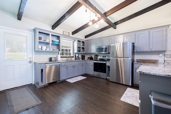 Kjøleskap, mikrobølgeovn, ovn og kokeplater