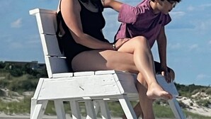 En strandscene med en hvid træbænk.