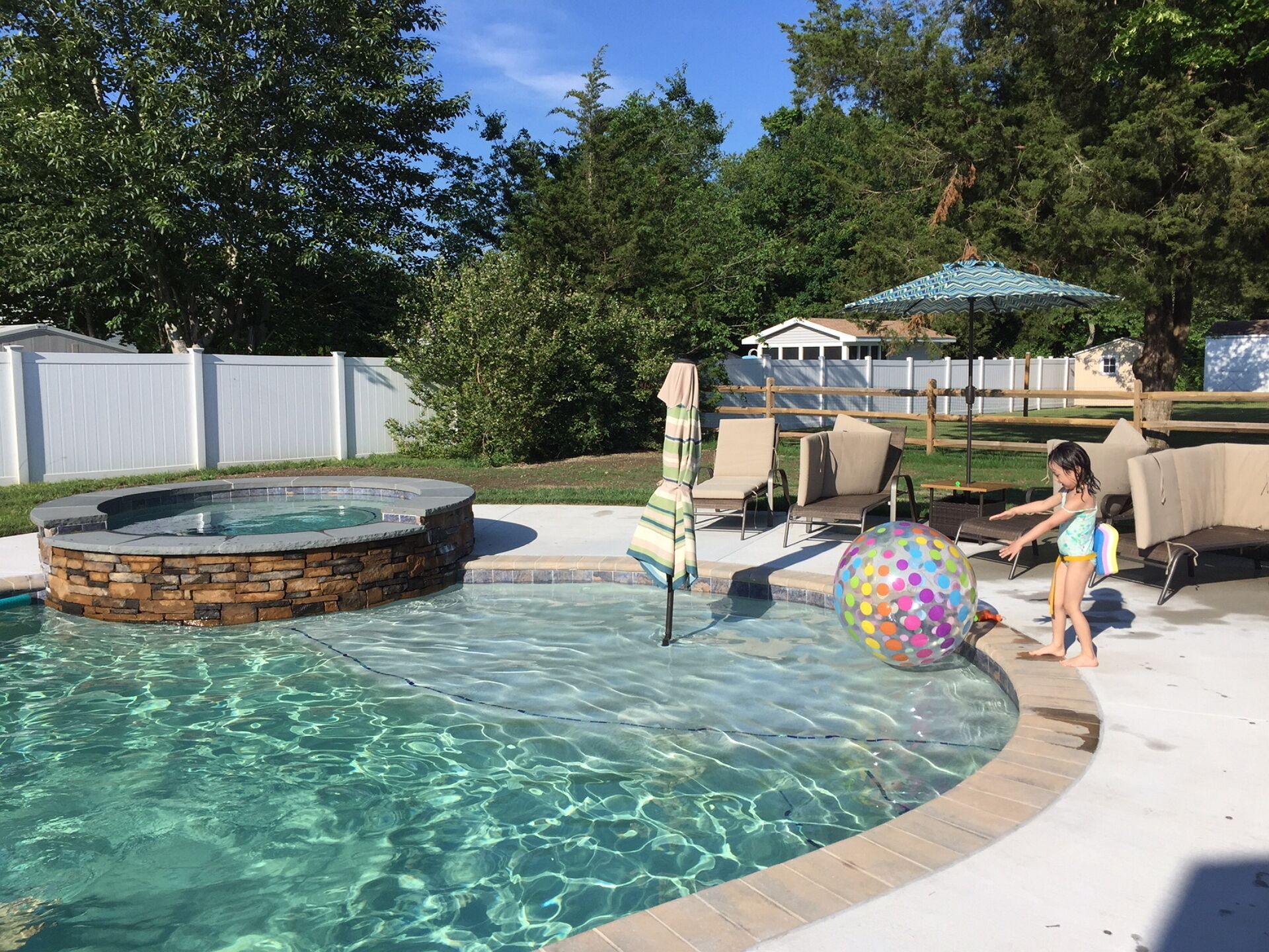 Una piscina al aire libre, una piscina climatizada