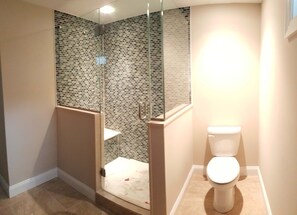 Combined shower/tub, hair dryer, towels, toilet paper - Perfect Avalon Family Rental With Heated Pool And Spa (Avalon)
