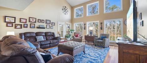 Smart-TV, Tischfußball, Tischtennisplatte