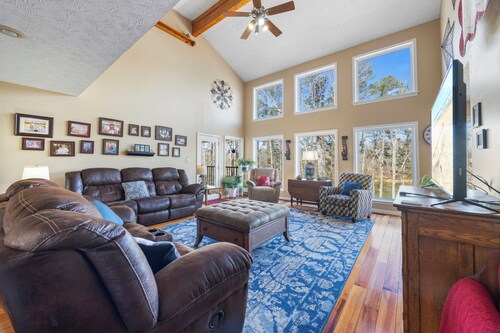 Hartwell Lake deep water home, family friendly and close to Clemson and UGA