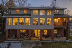 Exterior - Hartwell Lake deep water home, family friendly and close to Clemson and UGA (Lavonia)