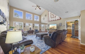 Smart TV, tavolo da calcetto, tavolo da ping pong