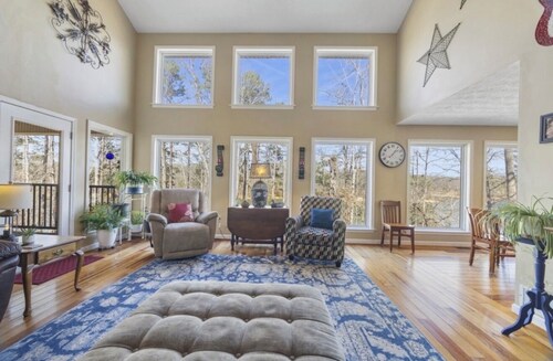 Hartwell Lake deep water home, family friendly and close to Clemson and UGA