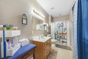 Combined shower/tub, jetted tub, hair dryer, towels