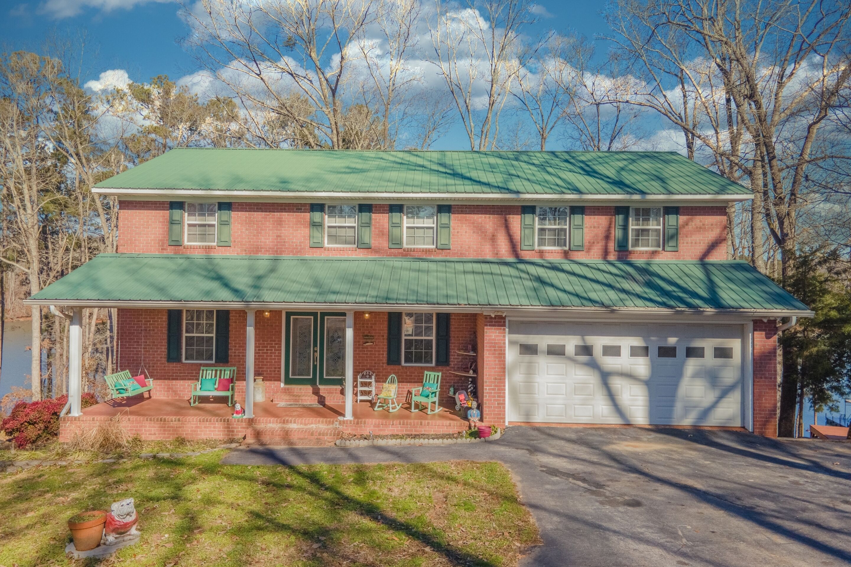 Hartwell lake deep water home, family friendly and close to Clemson and UGA