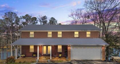 Hartwell Lake deep water home, family friendly and close to Clemson and UGA