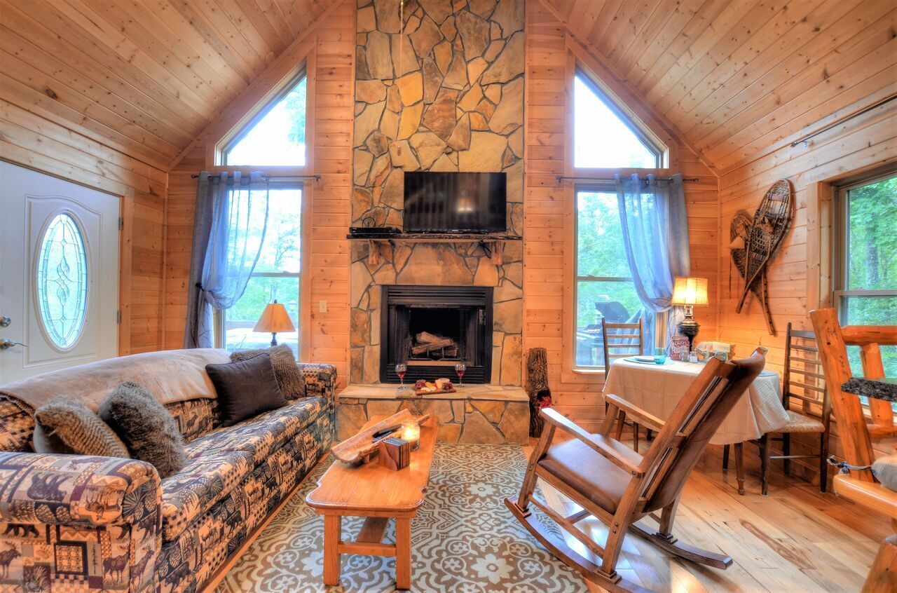 Beautiful, pet friendly secluded cabin with fire place and hot tub.