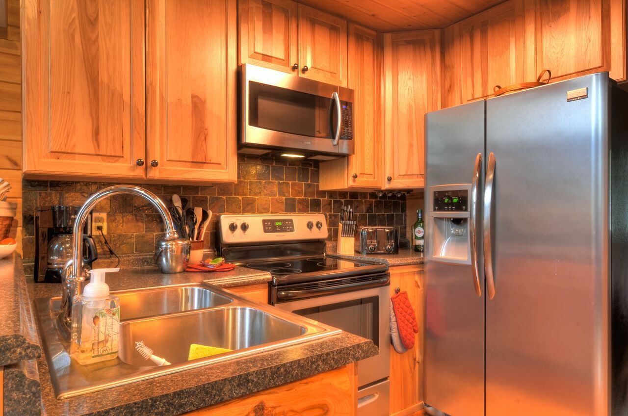 Beautiful, pet friendly secluded cabin with fire place and hot tub.