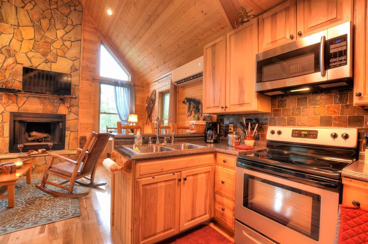 Beautiful, pet friendly secluded cabin with fire place and hot tub.