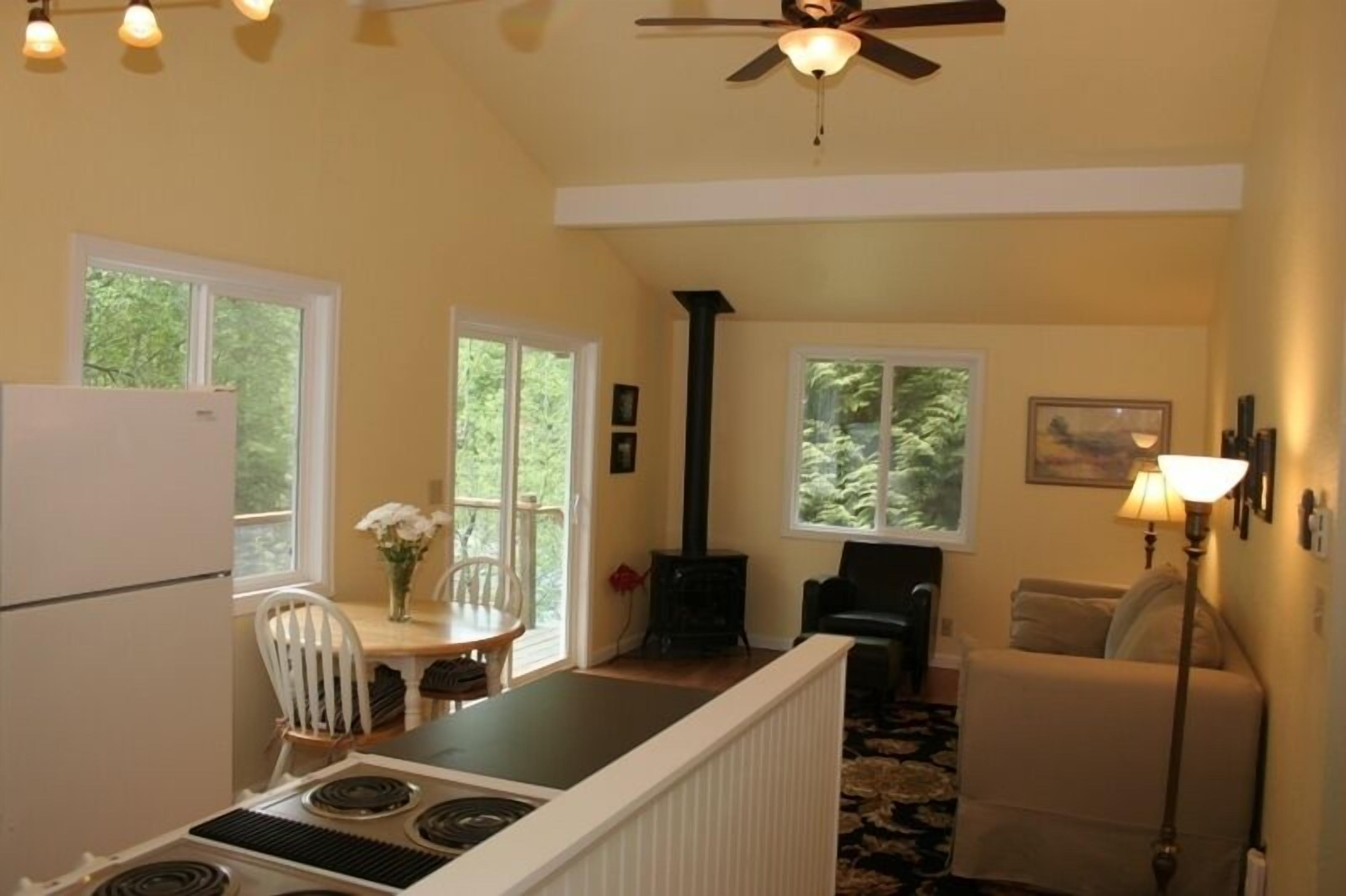 Charming Waterfront Cabin Near Olympic National Park 