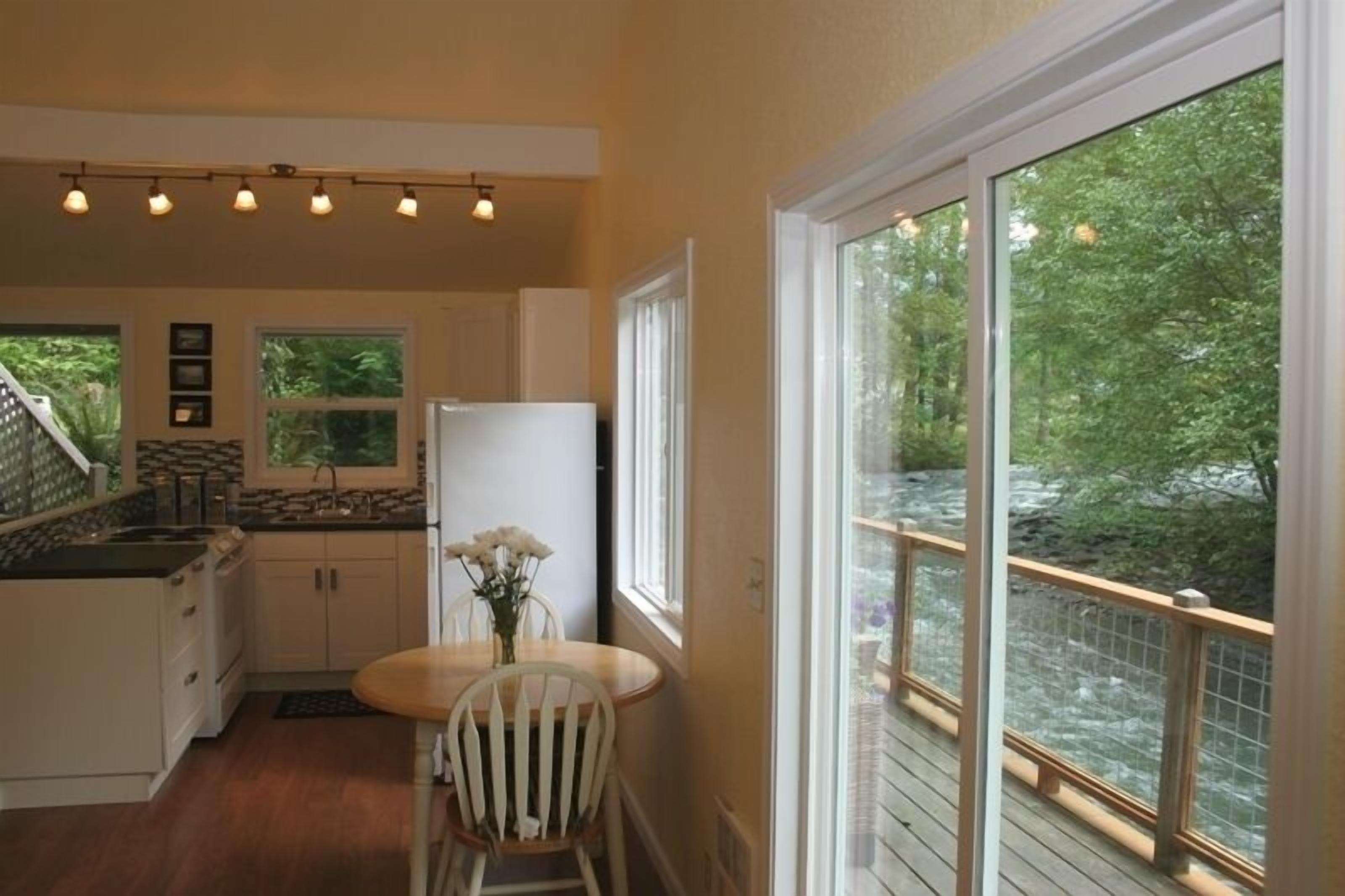 Charming Waterfront Cabin Near Olympic National Park 