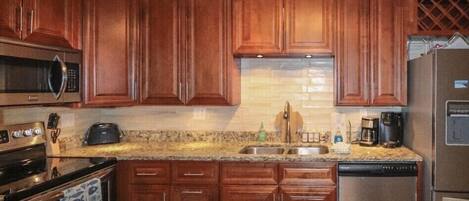 Køleskab, mikrobølgeovn, ovn, kogeplade