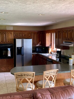 Kjøleskap, mikrobølgeovn, ovn og kokeplater