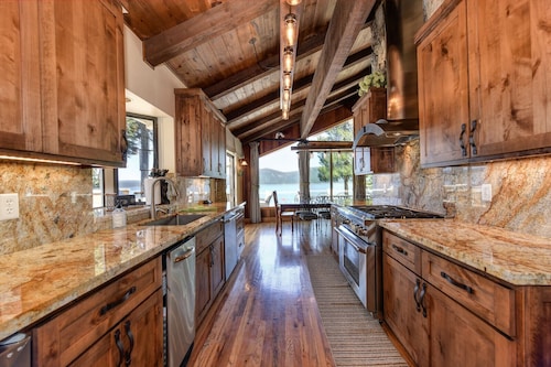 Great Beach - Lakefront home at Lake Almanor Country Club