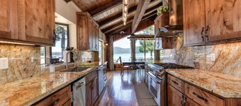 Great Beach - Lakefront Home dans le Lake Almanor Country Club