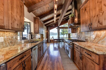 Great Beach - Lakefront home at Lake Almanor Country Club