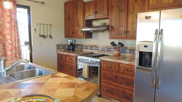 Jääkaappi, mikroaaltouuni, uuni, liesi