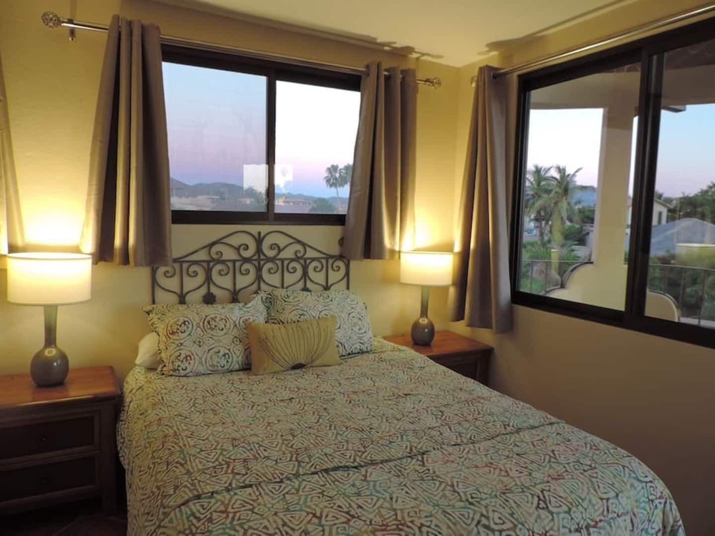 3 makuuhuonetta, työpöytä, silitysrauta/-lauta, vauvan matkasänky