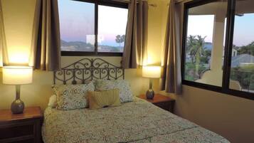 3 makuuhuonetta, työpöytä, silitysrauta/-lauta, vauvan matkasänky