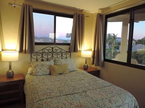 3 slaapkamers, een bureau, een strijkplank/strijkijzer, reisbedje