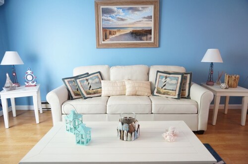 Steps to private beach & heated pool, 1-mile from Main St. shops, AC, & Wi-Fi