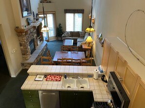 Smart TV, caminetto, videoteca, impianto stereo