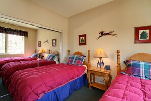 3 bedrooms, desk, iron/ironing board, free WiFi - Lovely, 3 Bdr, 2 Ba Walk To Eagle Chair, On Sierra Star Golf Course! (Mammoth Lakes)